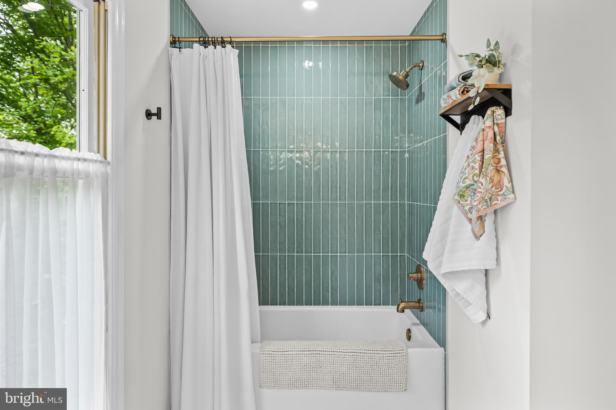 20808 Wild Goose Lane Leesburg, VA 20175 - Photo 48 of 86 a bathroom with a shower and a tub