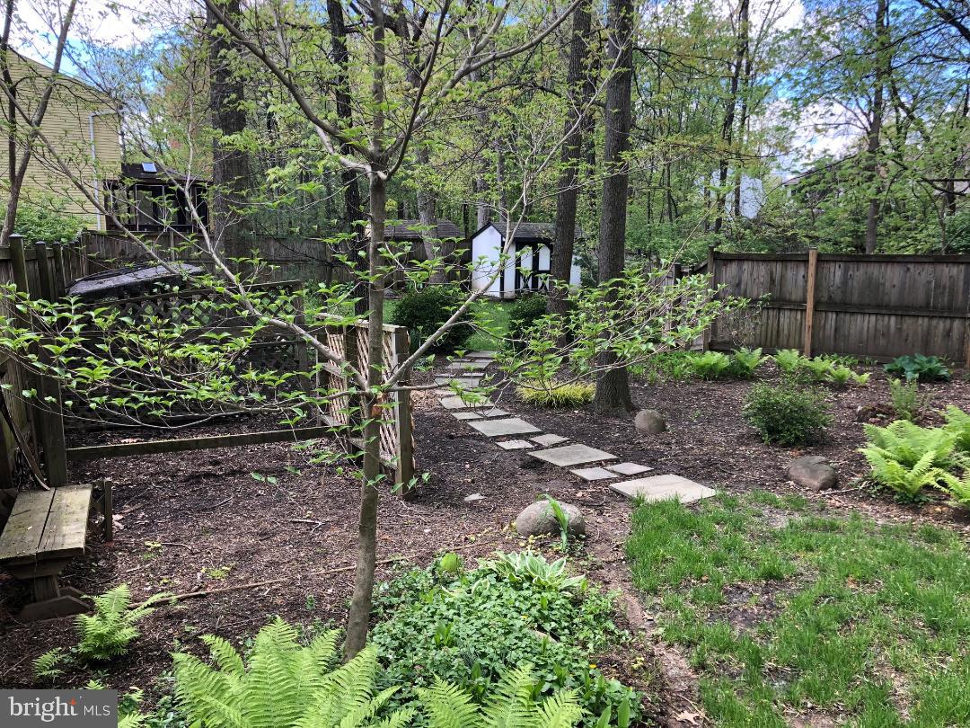 2400 Ivywood Road Reston, VA 20191 - Photo 4 of 6 Beautiful Pirvate Gardens