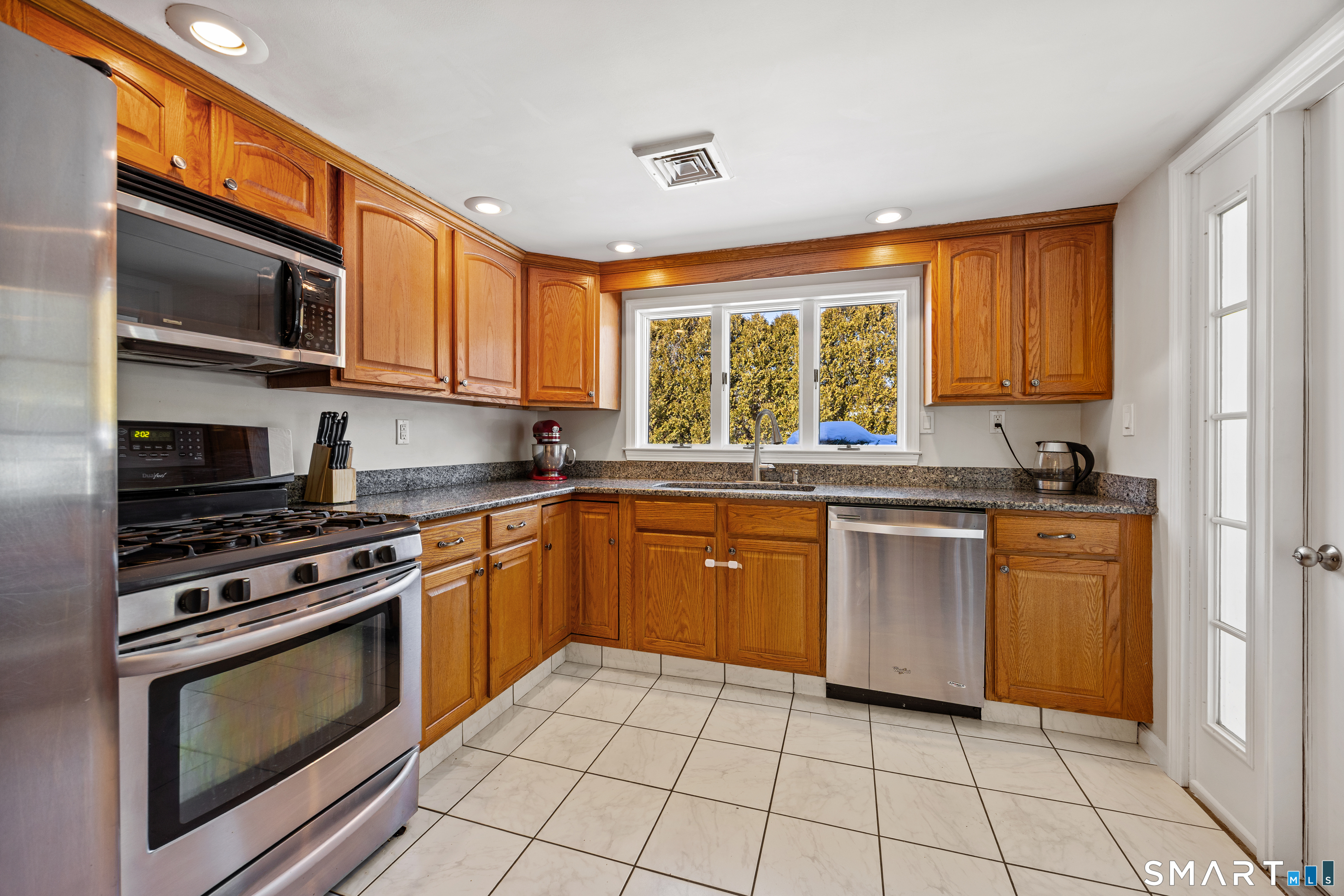 237 Warner Road East Haven, CT 06473 - Photo 25 of 40