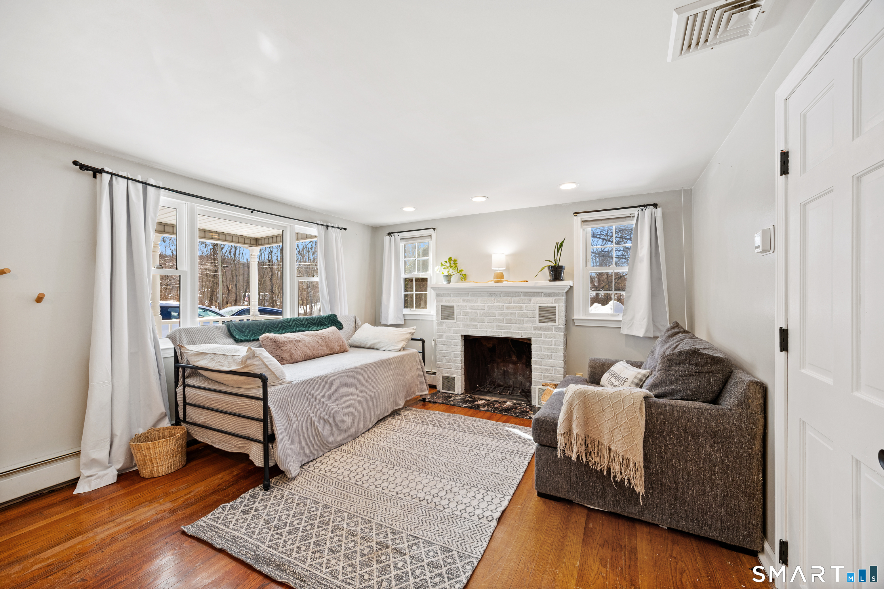 237 Warner Road East Haven, CT 06473 - Photo 7 of 40