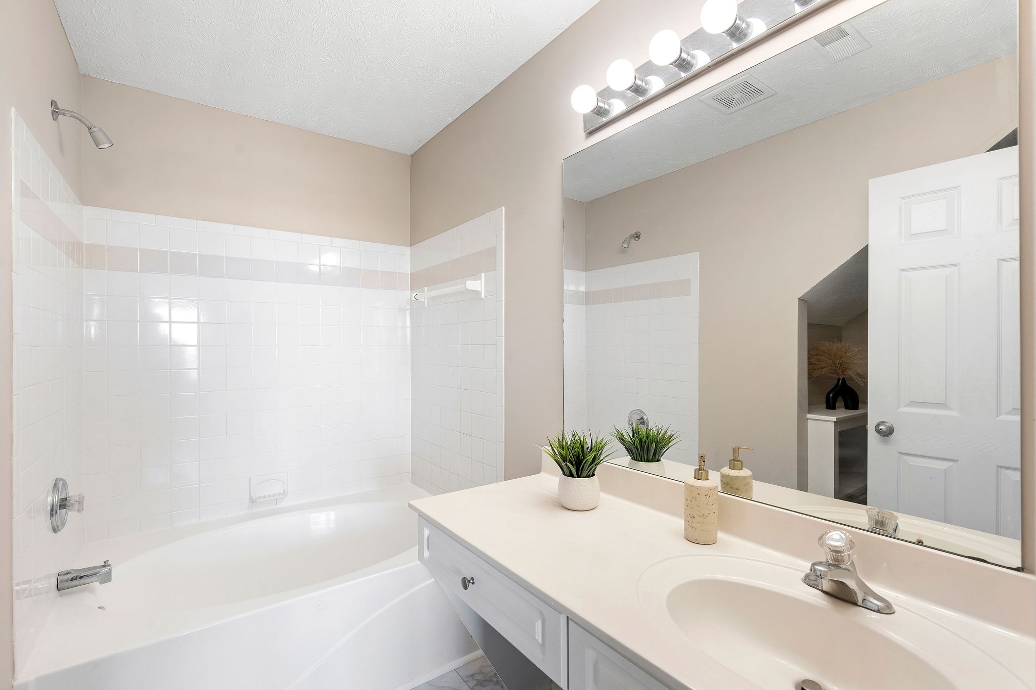3001 Hamilton Church Road, Unit 113 Antioch, TN 37013 - Photo 18 of 30 a bathroom with a bathtub a sink and a mirror
