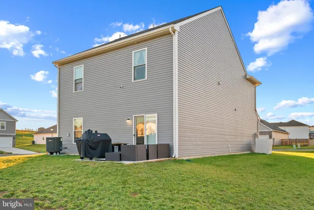 a view of a house with backyard