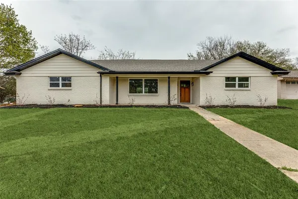 a view of a house with a yard