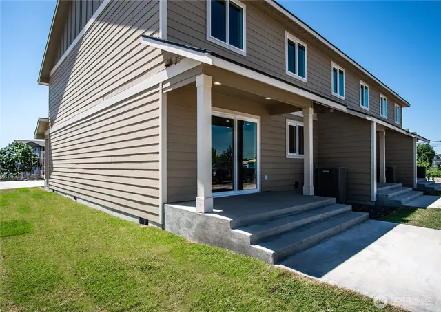 a view of a house with a yard