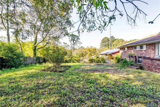 a view of a yard in front of house