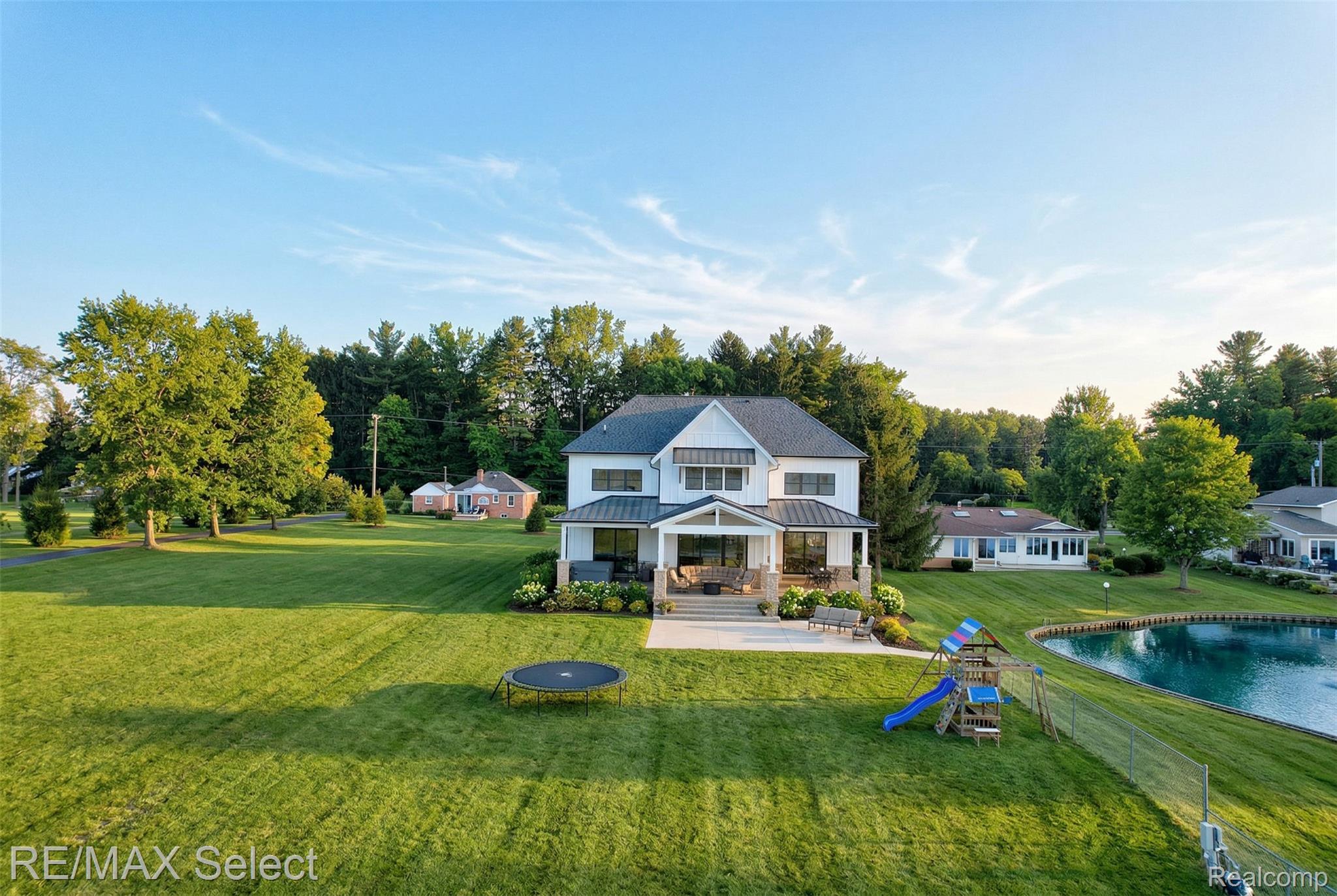 2208 Grove Park Road Fenton, MI 48430 - Photo 8 of 73 2208 Grove Park Rd 011.jpg
