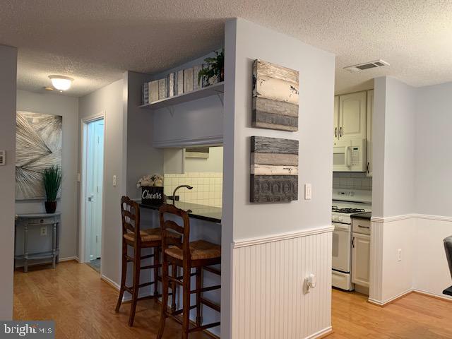 20960 Timber Ridge Terrace, Unit 101 Ashburn, VA 20147 - Photo 15 of 22 Counter seating