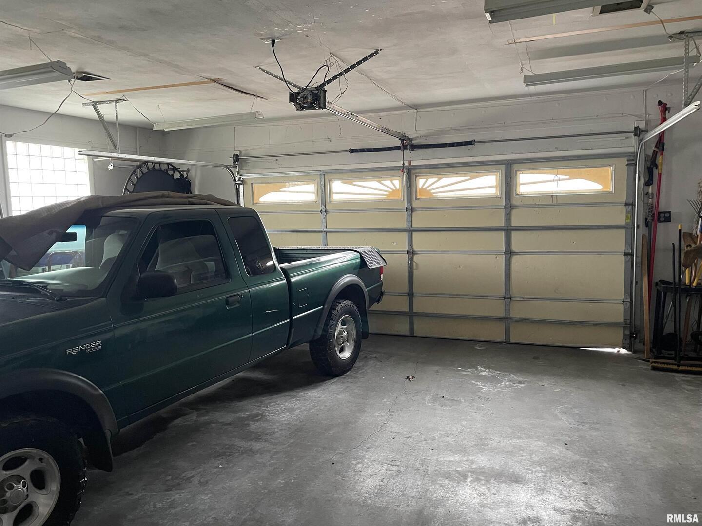 217 Apple Lane Anna, IL 62906 - Photo 38 of 39 a view of a garage