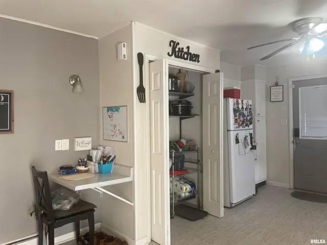 a very nice looking room with a big room