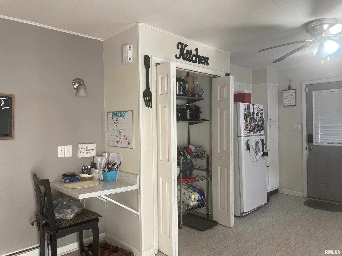 217 Apple Lane Anna, IL 62906 - Photo 9 of 39 a very nice looking room with a big room