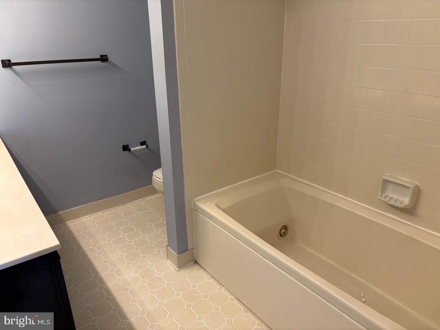 178 English Run Circle Sparks Glencoe, MD 21152 - Photo 16 of 24 a bathroom with a bathtub