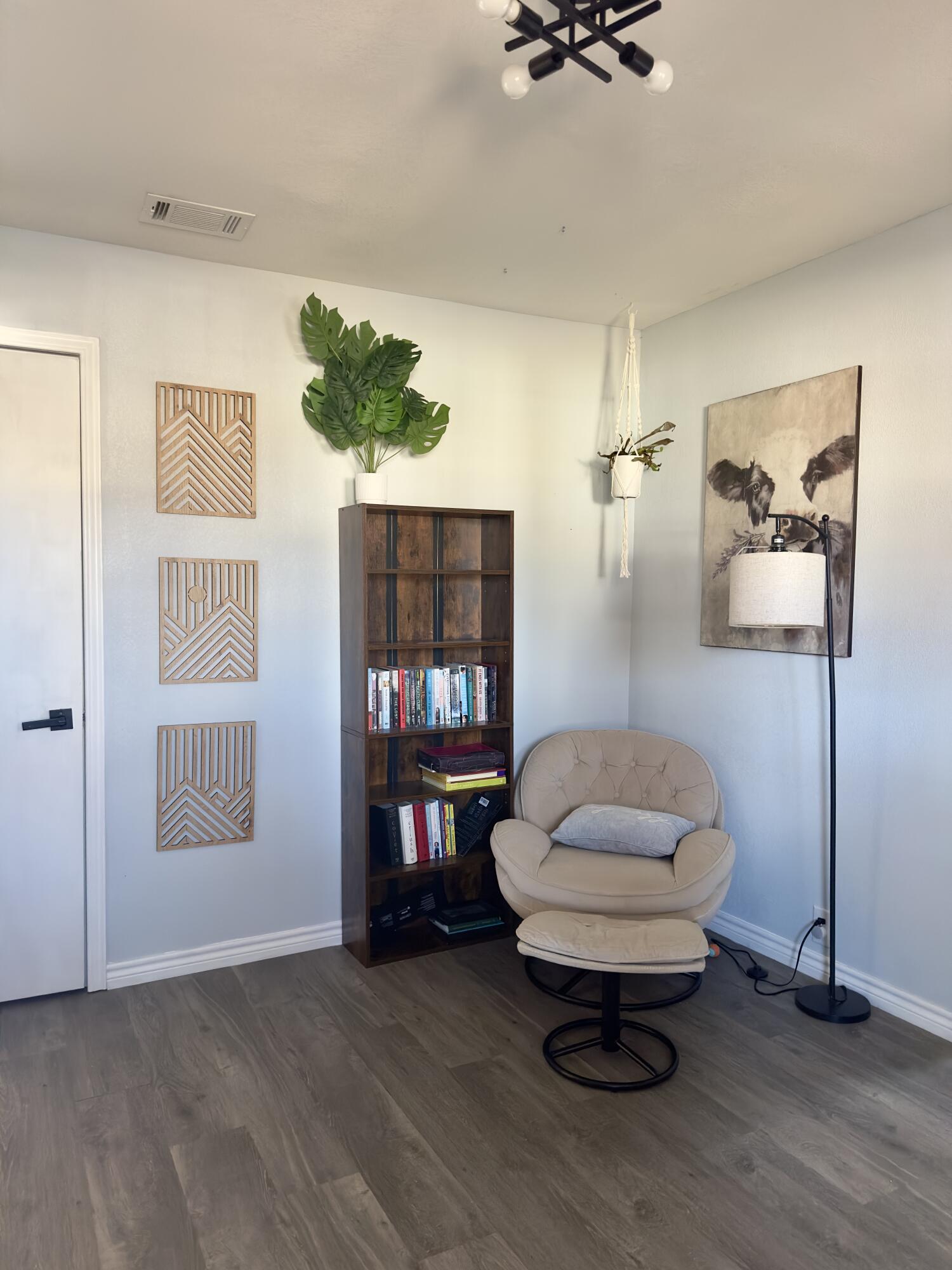 4807 39th Street Lubbock, TX 79414 - Photo 7 of 29 a room with furniture and a potted plant