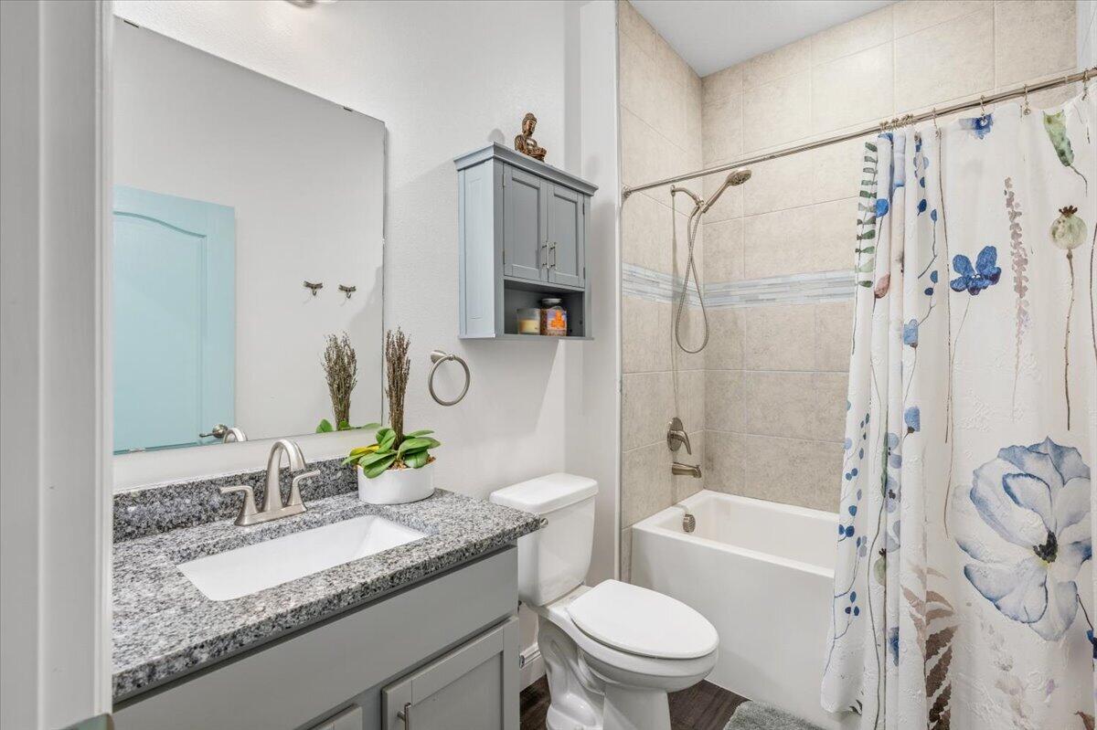 858 George Street Sebastian, FL 32958 - Photo 38 of 49 Guest bath w/ soaker tub