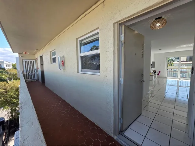 $2,350 | 1612 Jefferson Avenue, Unit PH02, Miami Beach, FL 33139