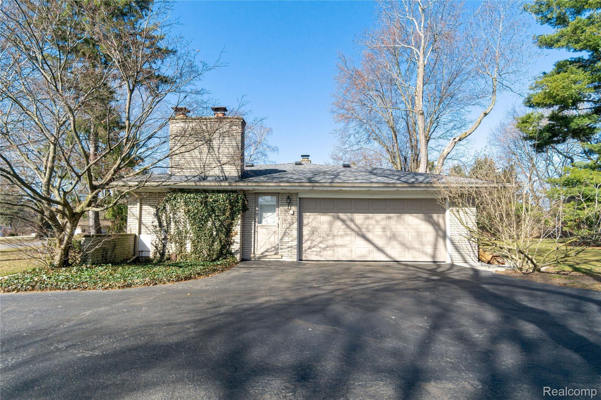 851 Helston Road Bloomfield Hills, MI 48304 - Photo 3 of 36 2 car heated garage