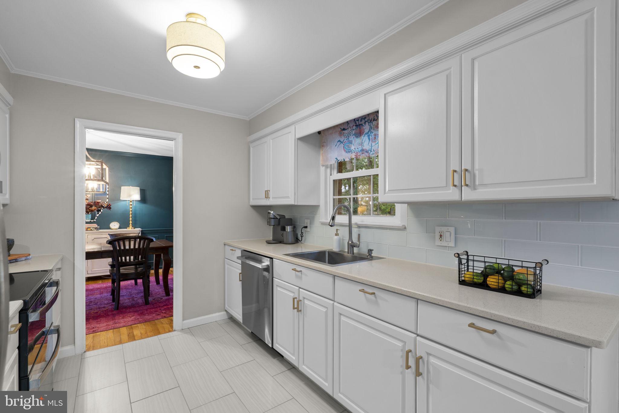 6106 Roxbury Avenue Springfield, VA 22152 - Photo 13 of 50 Kitchen with SS appliances