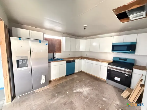 a view of empty room with windows