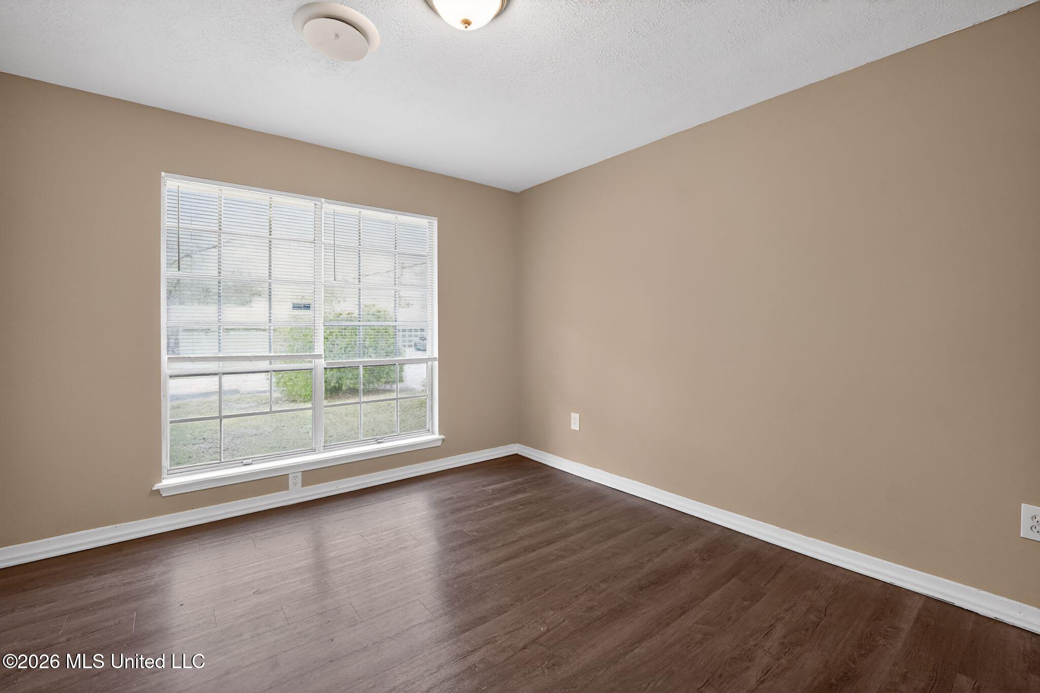 1062 Autumn Street Jackson, MS 39212 - Photo 11 of 41 11_1062_Autumn_St_Jackson_MS_39212-Livin