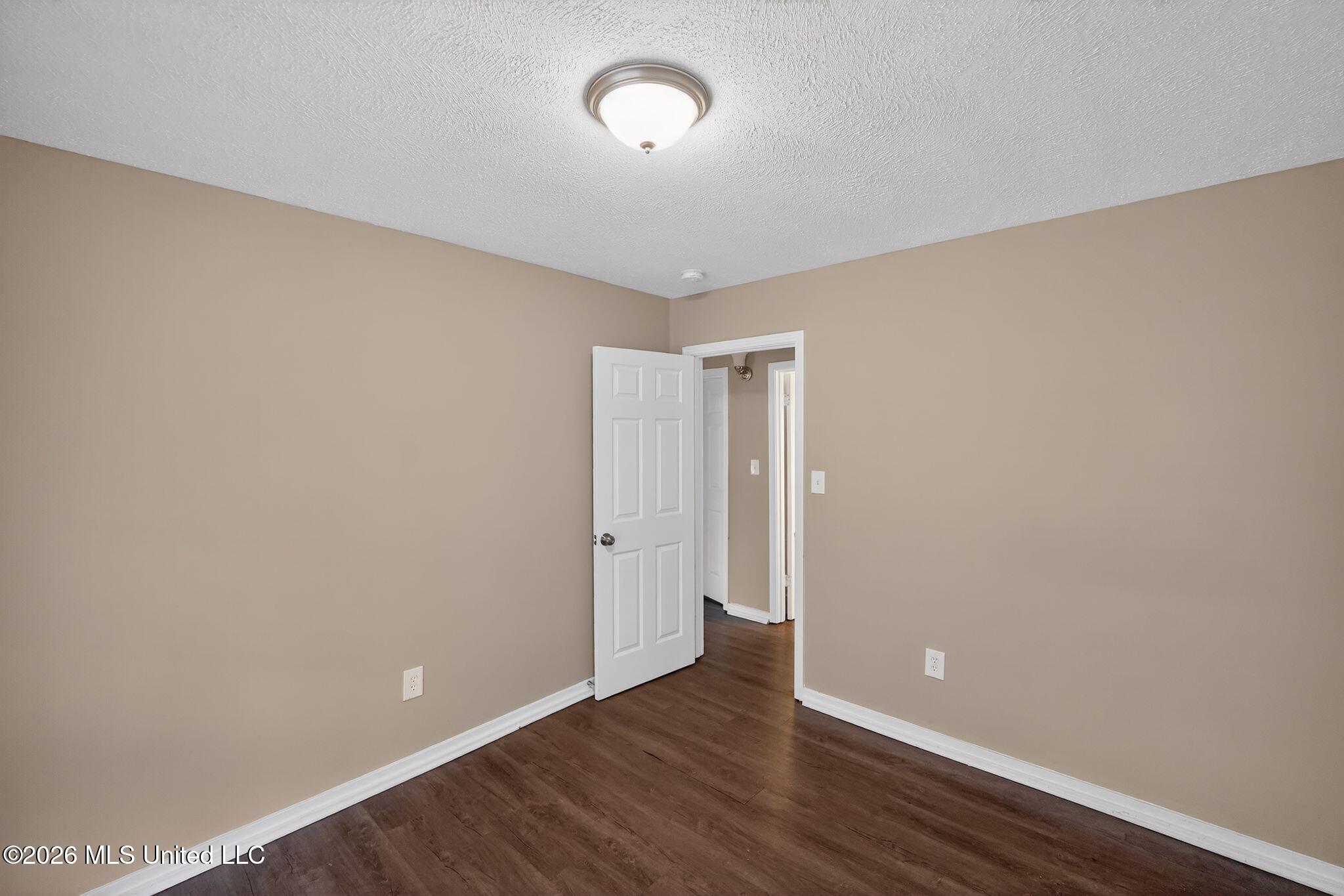 1062 Autumn Street Jackson, MS 39212 - Photo 12 of 41 12_1062_Autumn_St_Jackson_MS_39212-Livin