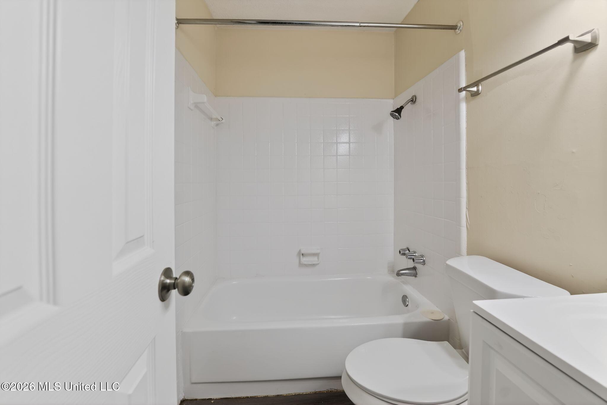 1062 Autumn Street Jackson, MS 39212 - Photo 37 of 41 37_1062_Autumn_St_Jackson_MS_39212-Bathr