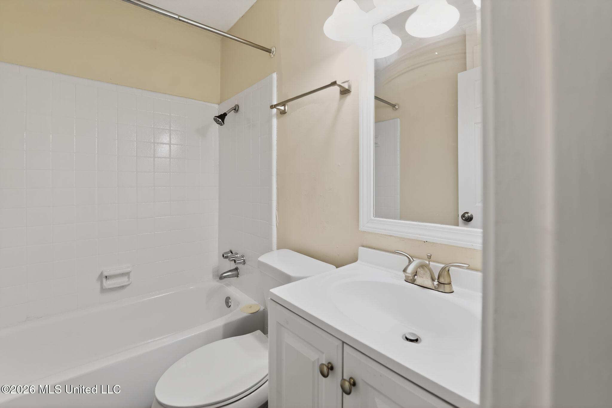 1062 Autumn Street Jackson, MS 39212 - Photo 39 of 41 39_1062_Autumn_St_Jackson_MS_39212-Bathr