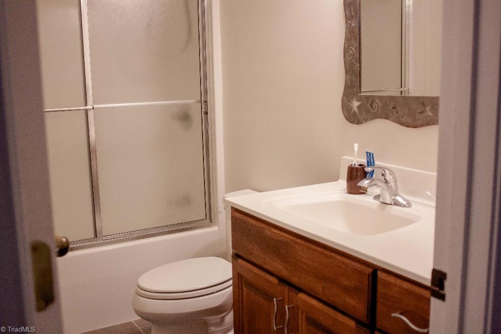 4801 Fox Chase Road Greensboro, NC 27410 - Photo 23 of 30 Upstairs bath.