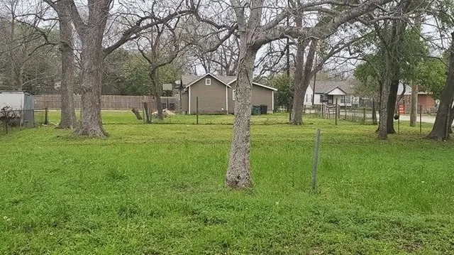 a view of a house with yard and tree s