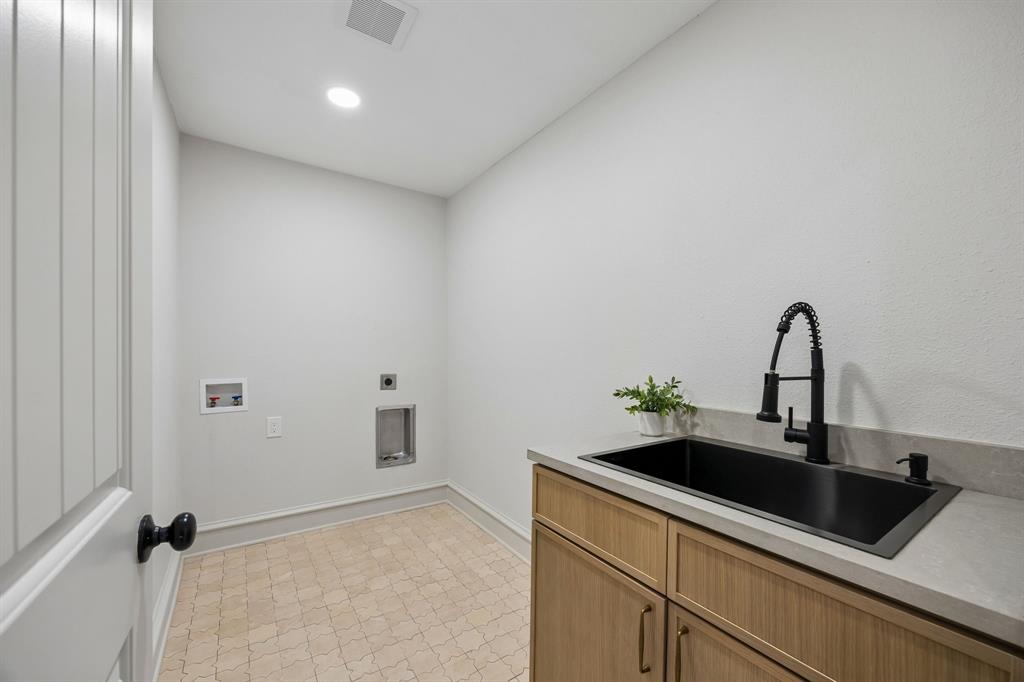 1260 Stacy Road Fairview, TX 75069 - Photo 23 of 40 Utility room with sink