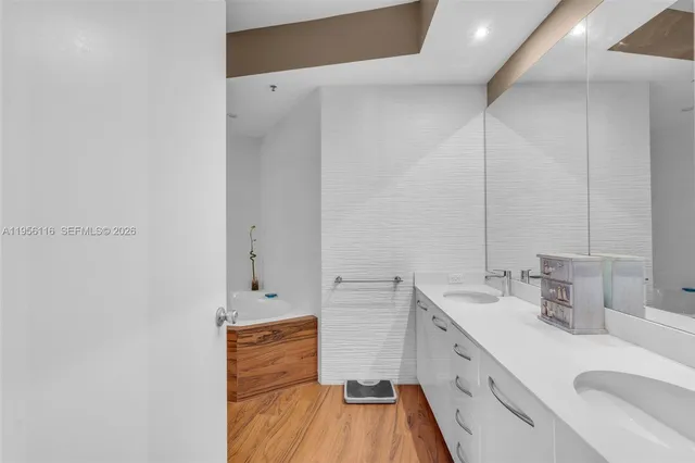 $1,635,000 | 808 Brickell Key Drive, Unit 1808, Miami, FL 33131