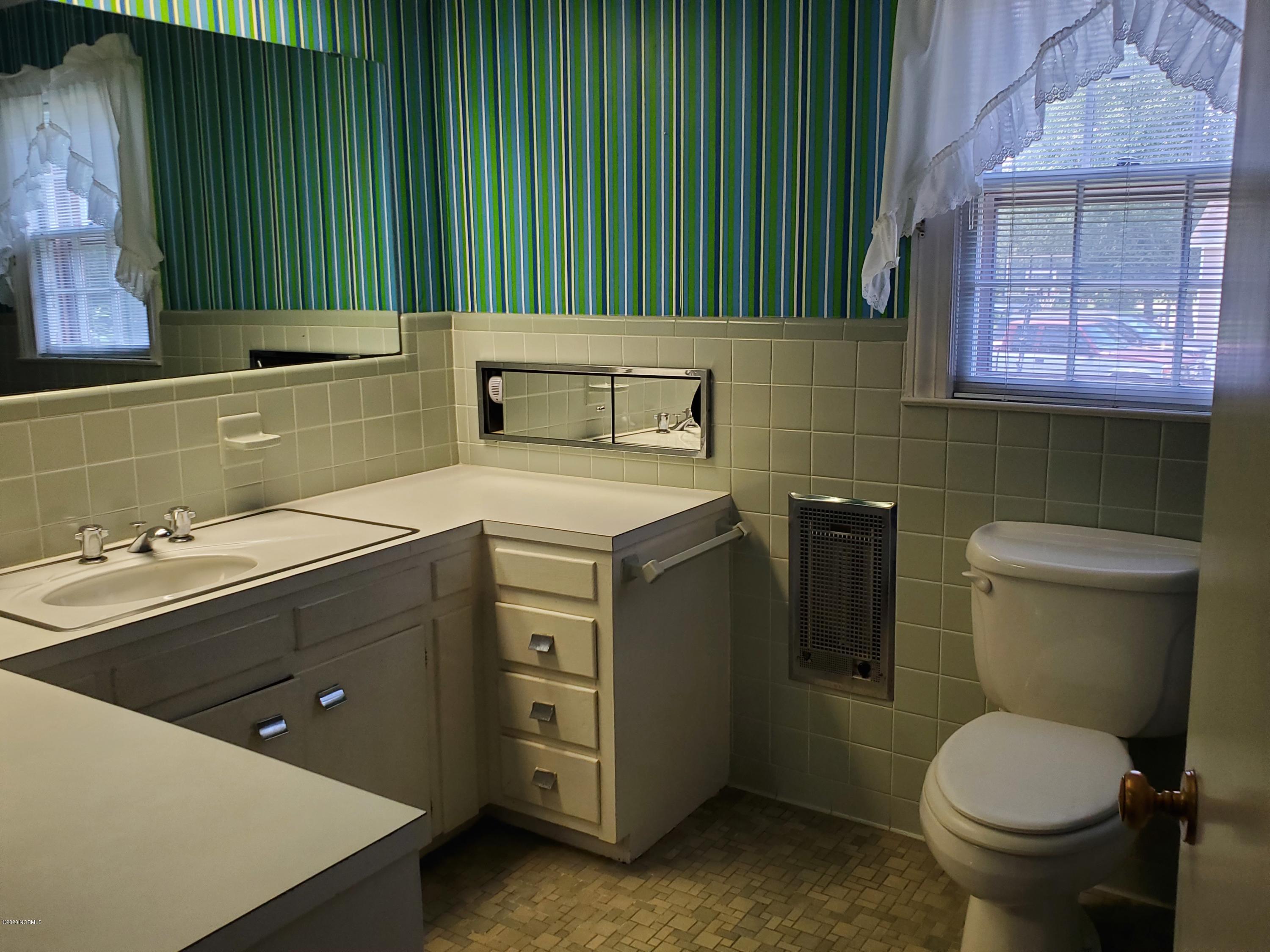 401 Pineview Road Clinton, NC 28328 - Photo 20 of 25 2nd Bathroom