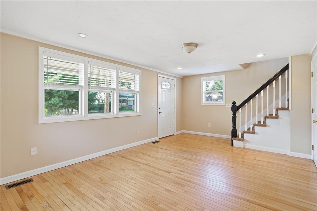 464 Nausauket Road Warwick, RI 02886 - Photo 8 of 49 Gallery Image 8