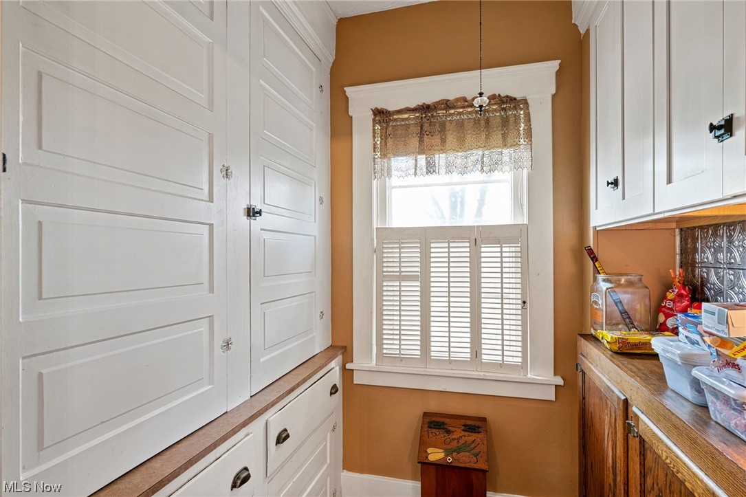 6710 Murray Ridge Road Elyria, OH 44035 - Photo 16 of 34 Butler's pantry!