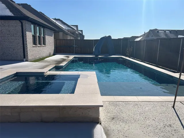 a view of backyard with small tub