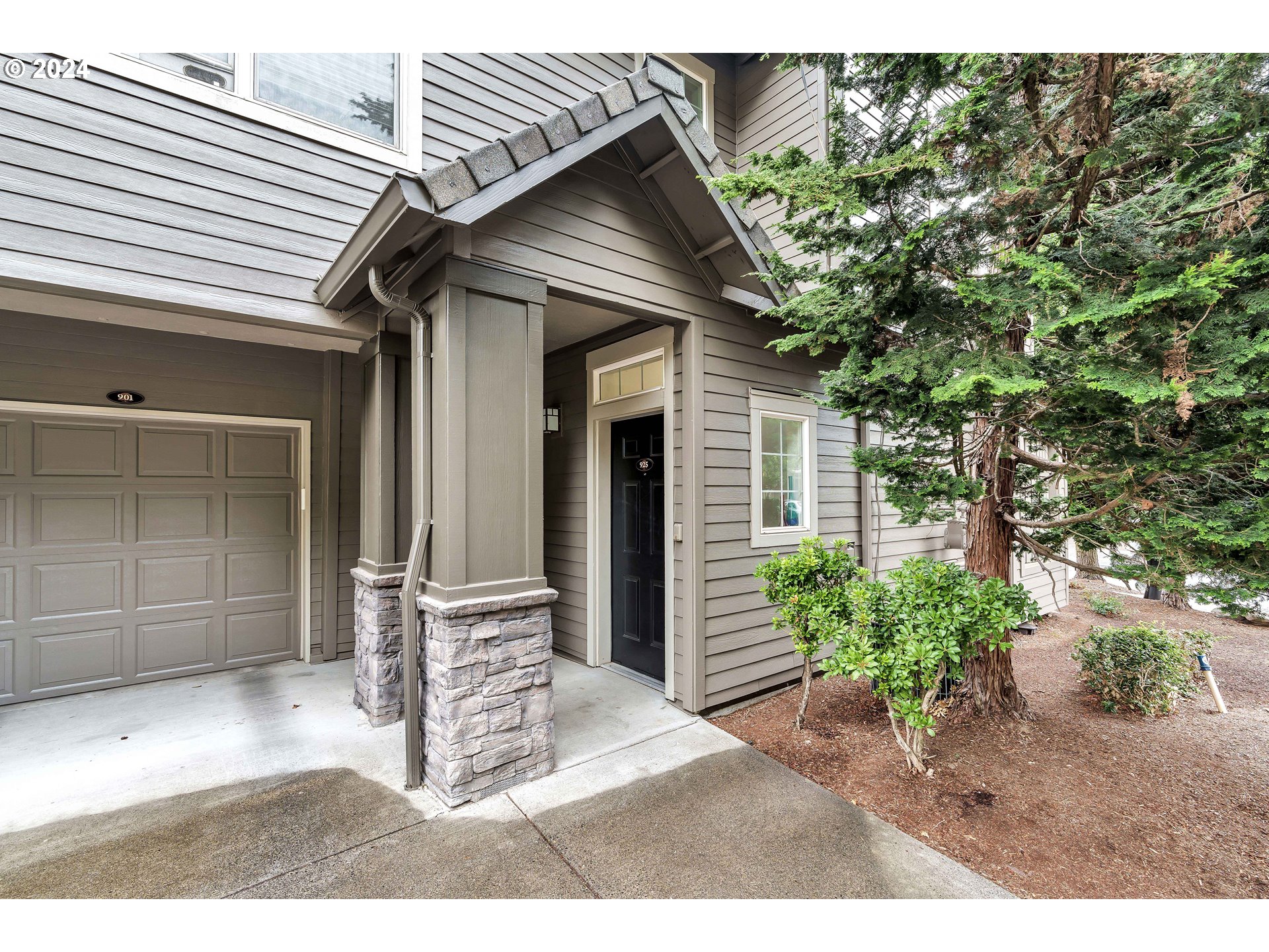 925 Springtree Lane West Linn, OR 97068 - Photo 5 of 24 a house view with a outdoor space