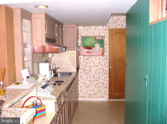 9533 Clement Road Silver Spring, MD 20910 - Photo 6 of 28 Full kitchen in lower level!