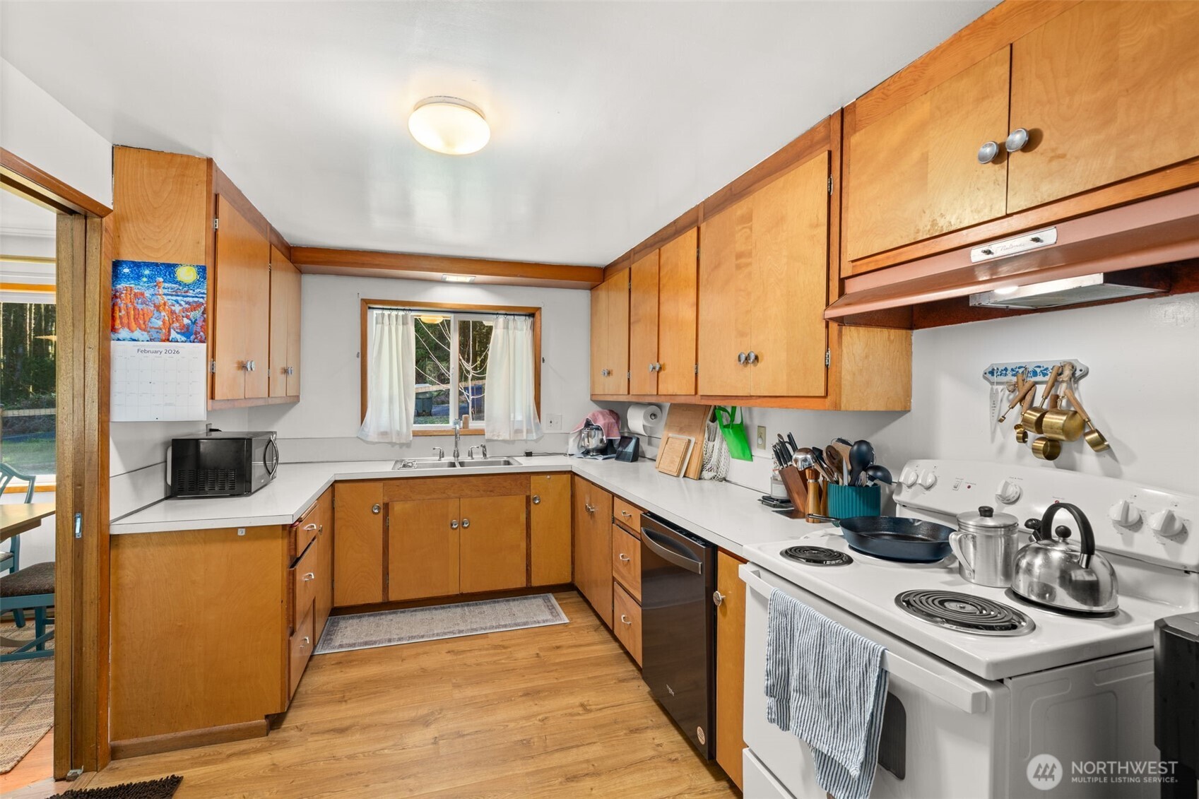 810 King Road Winlock, WA 98596 - Photo 14 of 27 a kitchen that has a sink and a stove