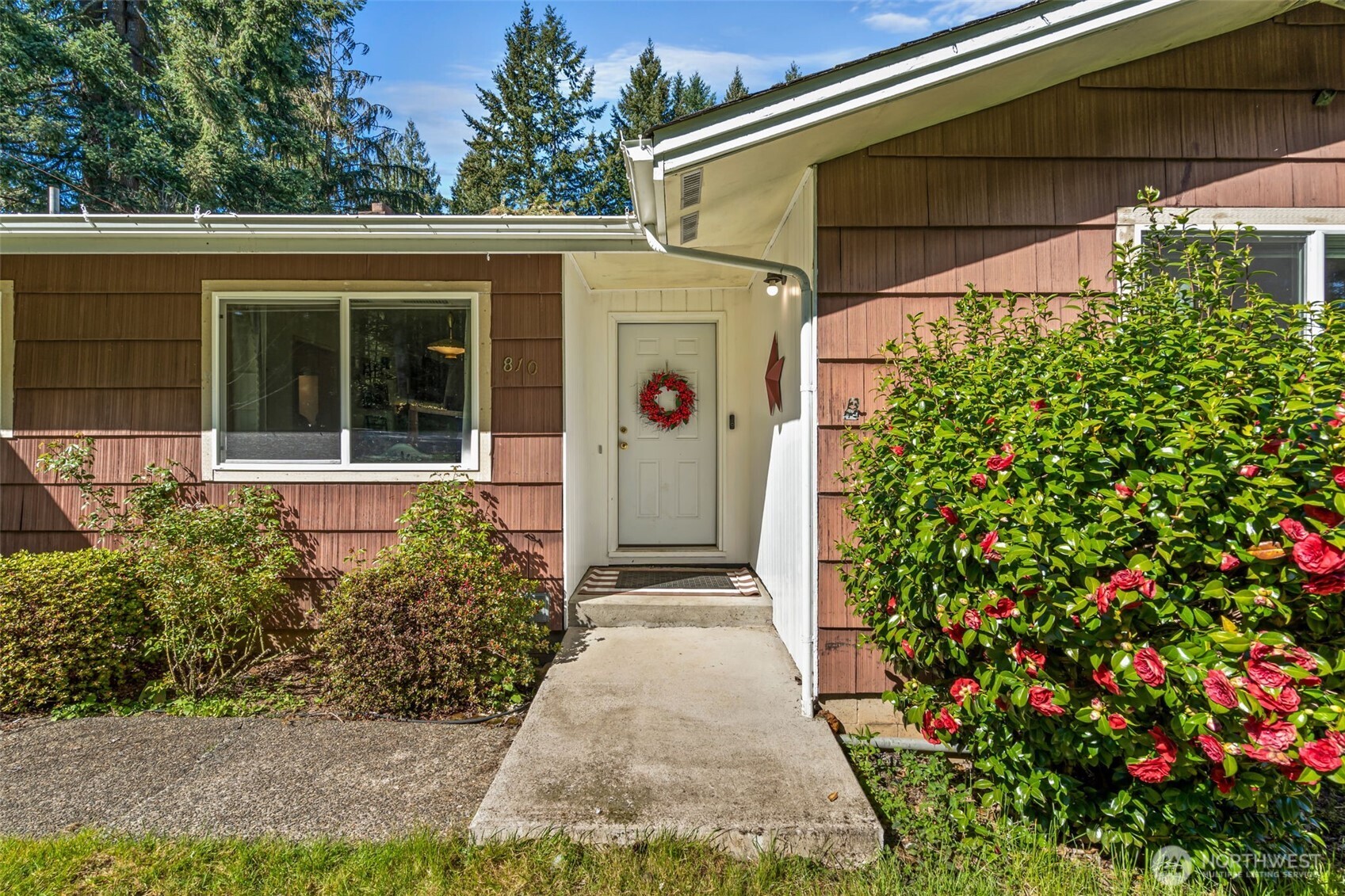 810 King Road Winlock, WA 98596 - Photo 5 of 27 a front view of a house with a yard