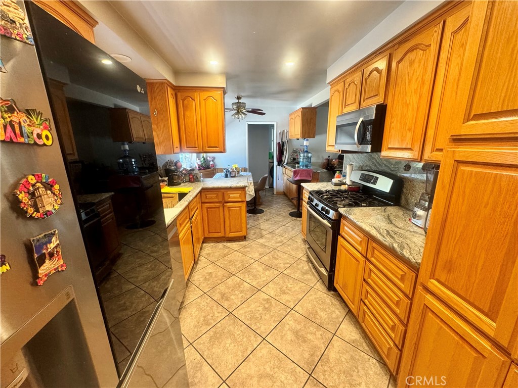 2390 Gloucester Way Riverside, CA 92506 - Photo 9 of 40 Gallery Image 9