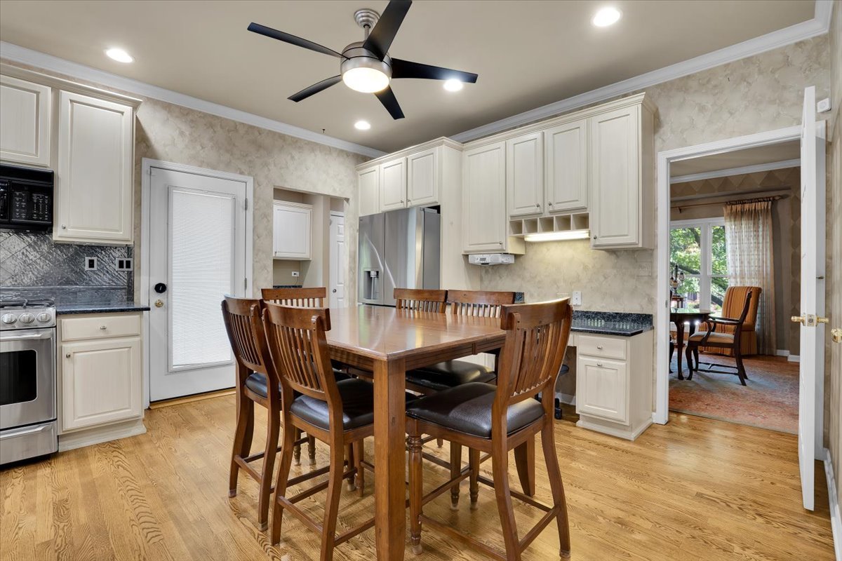 919 Roslyn Road Glen Ellyn, IL 60137 - Photo 15 of 39 Gallery Image 15