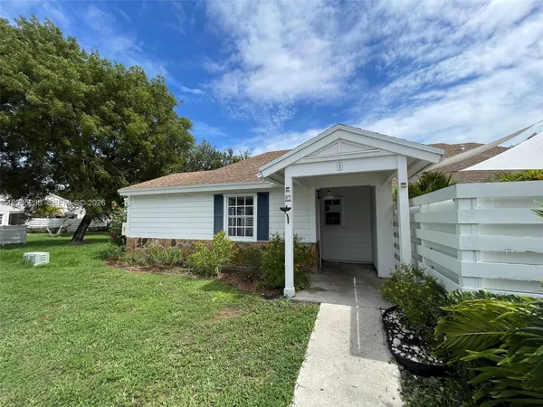 $2,000 | 13706 Southwest 147th Cir Lane, Unit 16, Miami, FL 33186