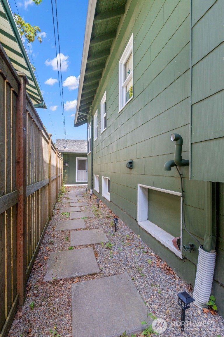 418 North 61st Street, Unit ADU Seattle, WA 98103 - Photo 3 of 23