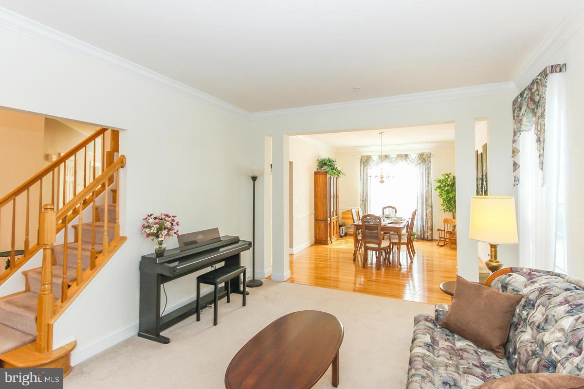 23113 Persimmon Ridge Road Clarksburg, MD 20871 - Photo 5 of 30 Living Room