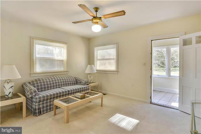 1419 Tar Point Road Pasadena, MD 21122 - Photo 4 of 16 Living Room