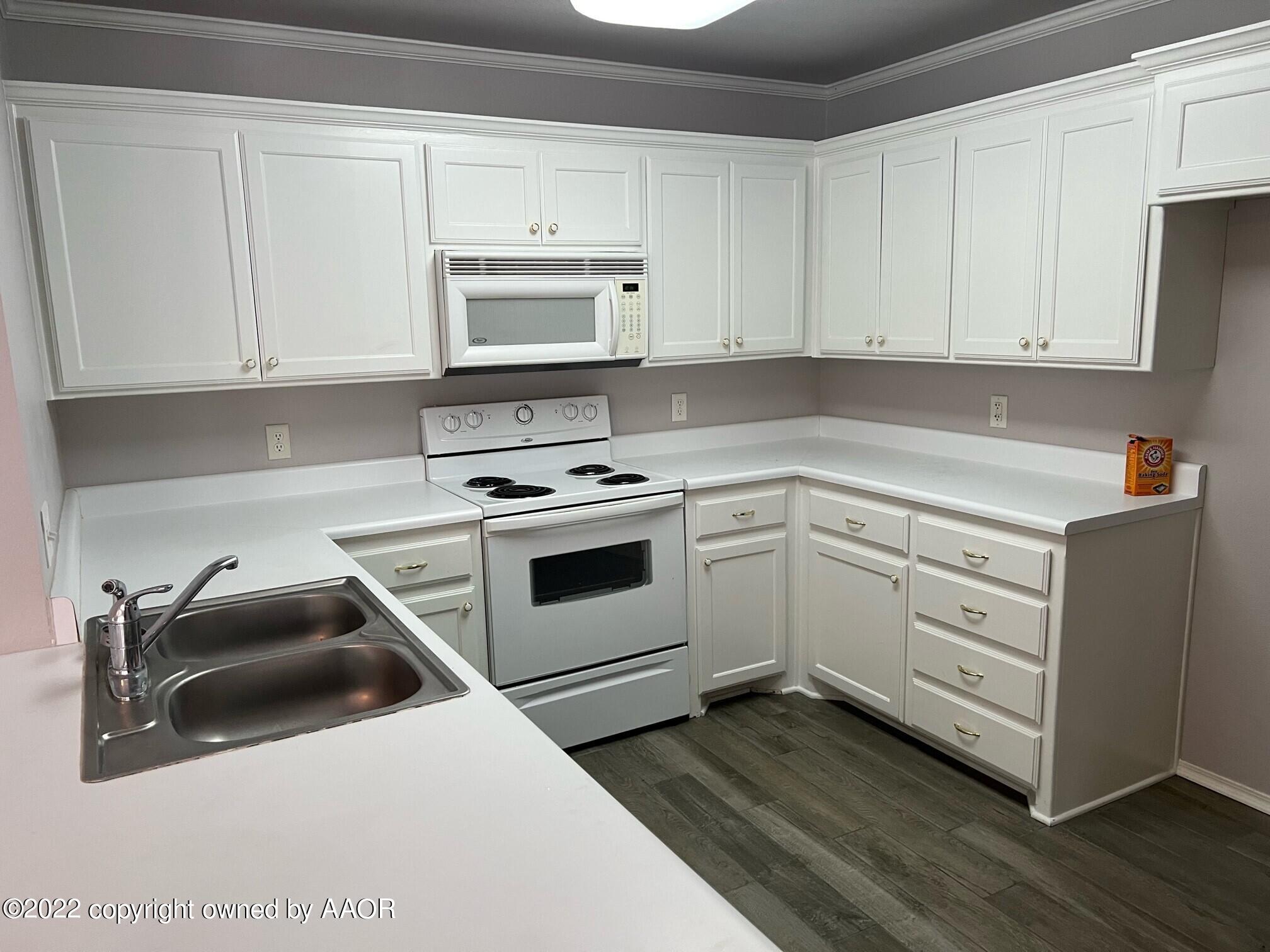 3617 South Mirror Street Amarillo, TX 79118 - Photo 3 of 11 kitchen