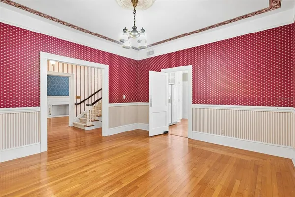 $575,000 | 211 South Central Avenue, Umatilla, FL 32784