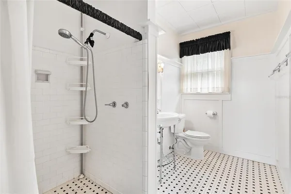 $575,000 | 211 South Central Avenue, Umatilla, FL 32784