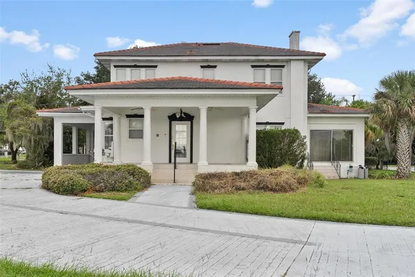 $575,000 | 211 South Central Avenue, Umatilla, FL 32784