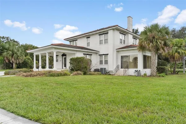 $575,000 | 211 South Central Avenue, Umatilla, FL 32784