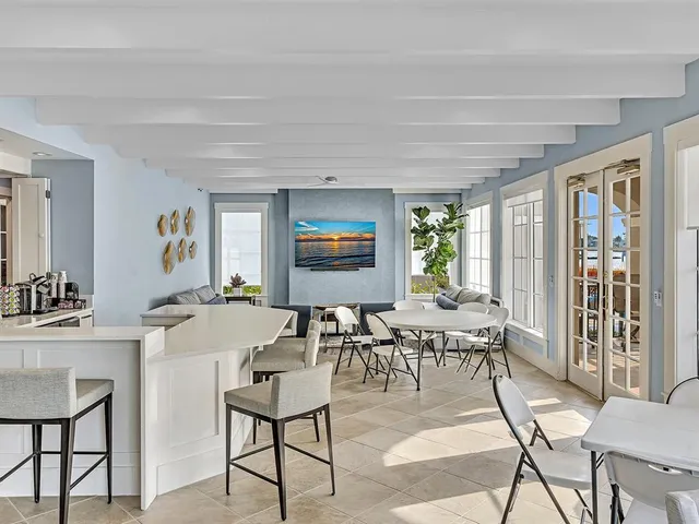 a view of a entryway with interior of the house