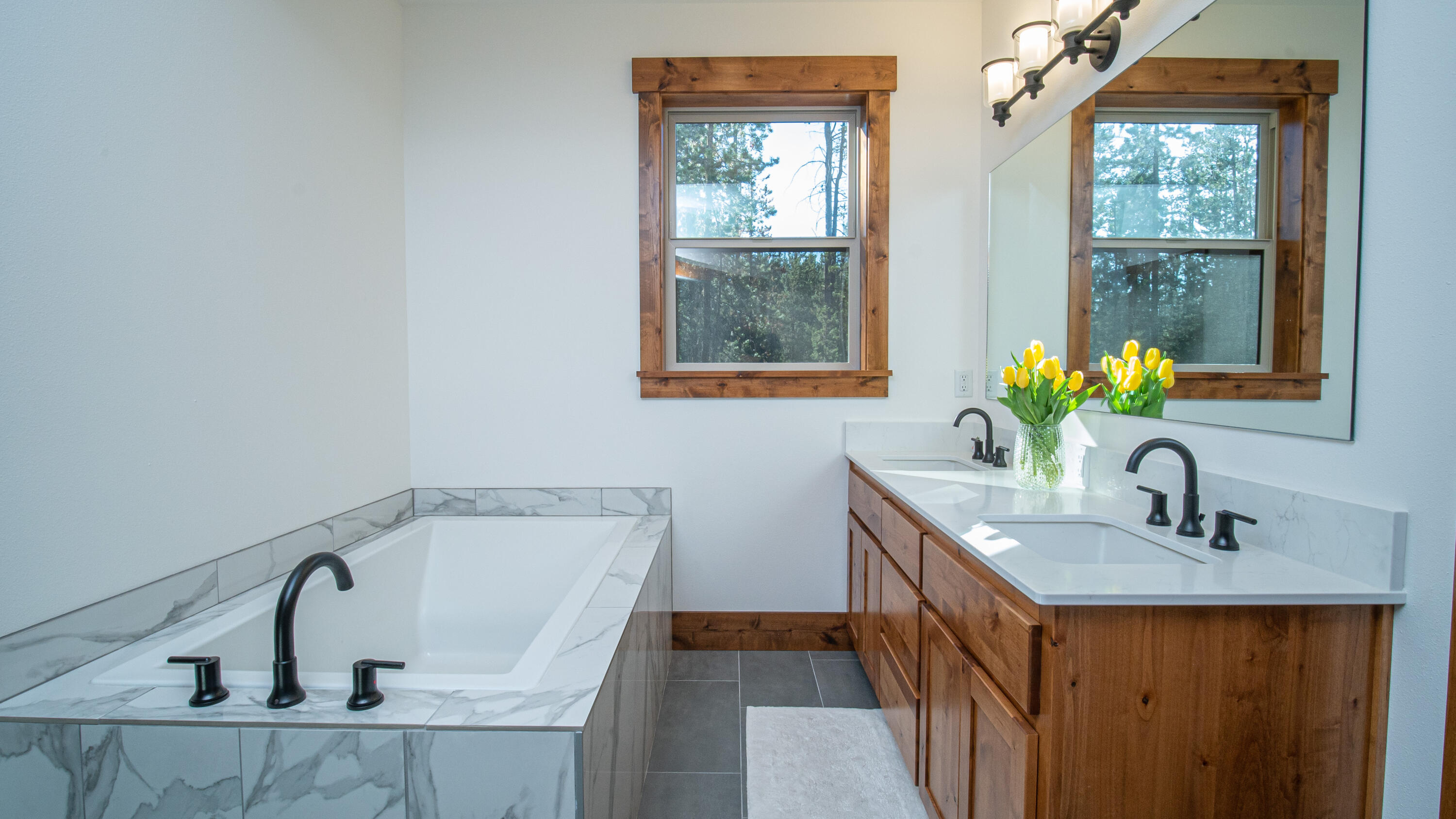 17201 Bakersfield Road Bend, OR 97707 - Photo 22 of 57 Luxurious soaking tub